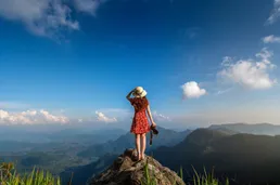 Frau mit Kamera und schöne Aussicht